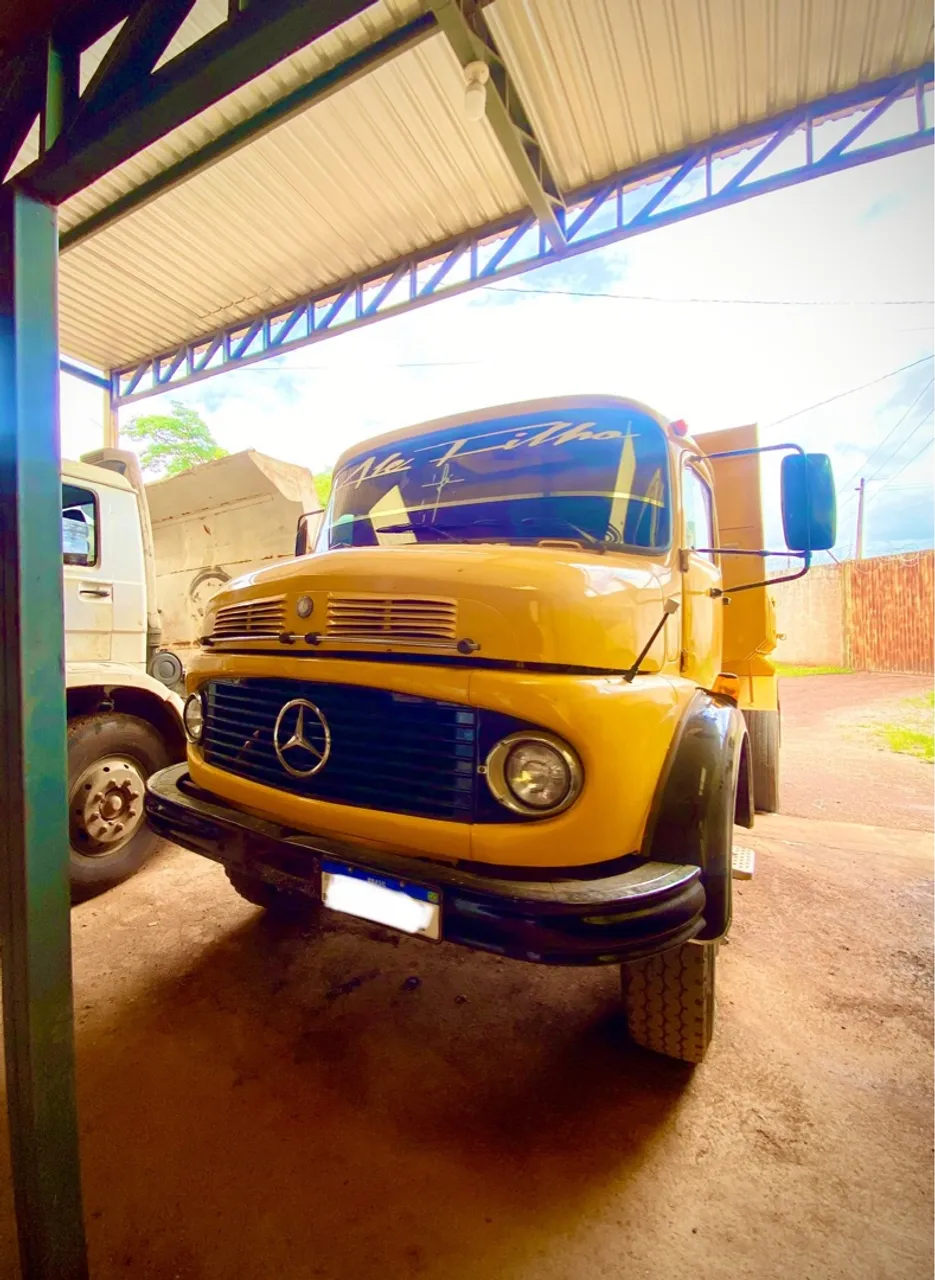 Caminhão Mercedes toco caçamba