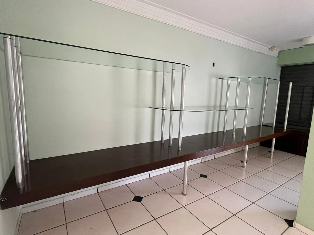 Vitrine de loja e balcão  em madeira e vidro 3 andares - Foto 5