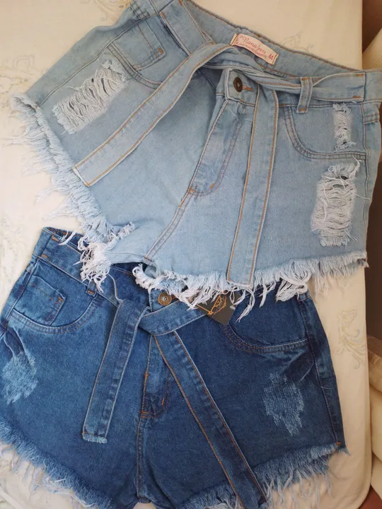 2 Shorts Jeans Desfiados com Cinto - Tamanho 44