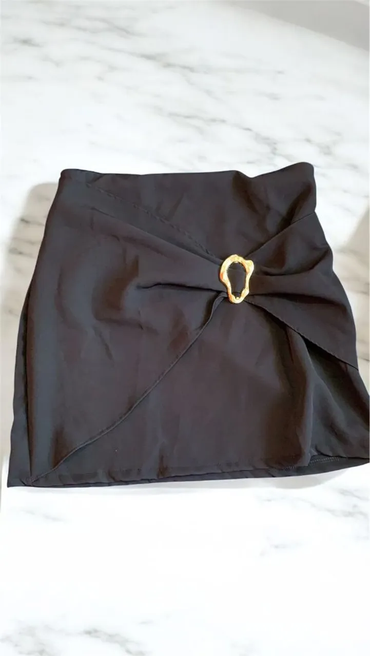 Saia preta com detalhe dourado