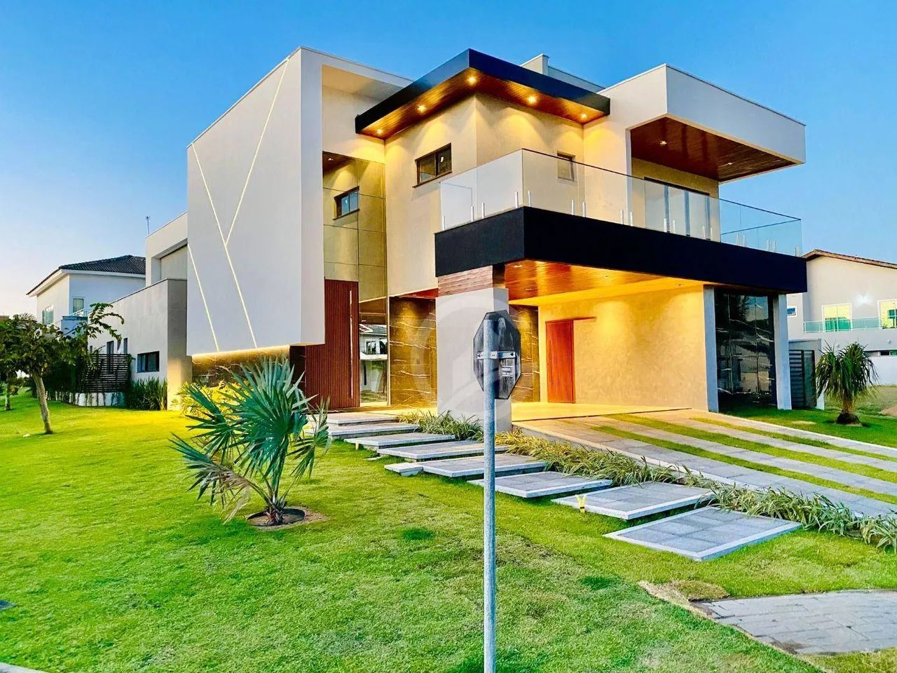 Volumetria e elegância a definem, uma bela casa de esquina para chamar de sua - Foto 3