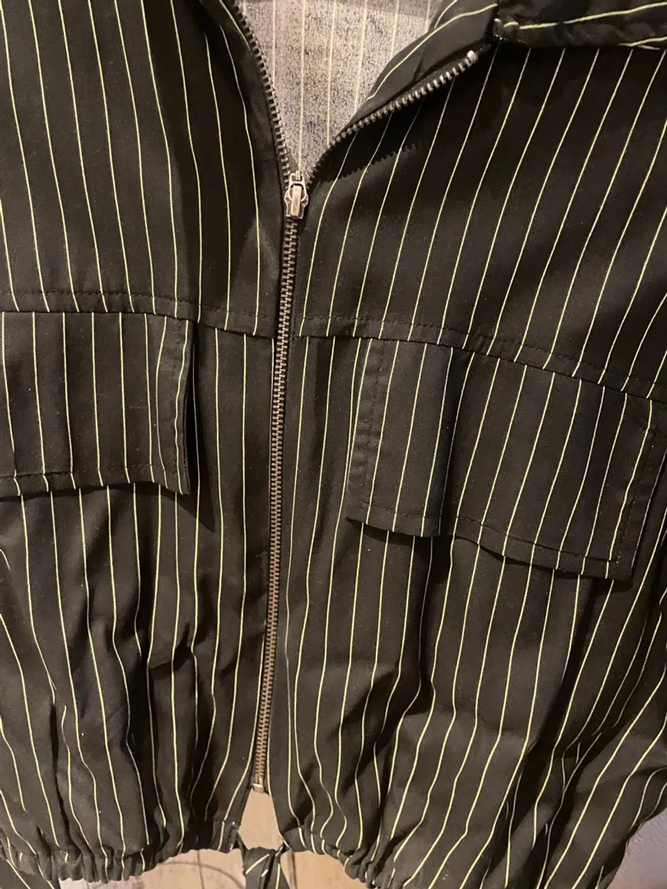 cropped listrado com cordão de amarrar na cintura.