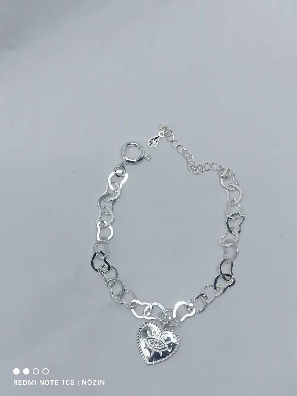 Pulseira banhada com coração e estrass. 