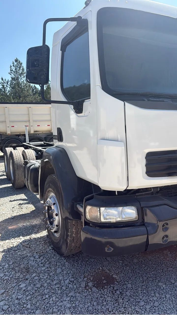 Caminhão VM 260 6x4