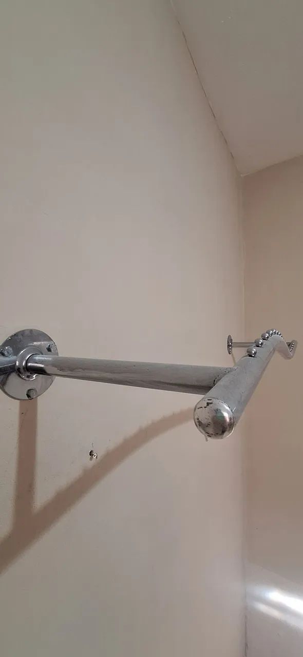 2 araras + trocador + manequim de brinde tudo por R$ 350,00