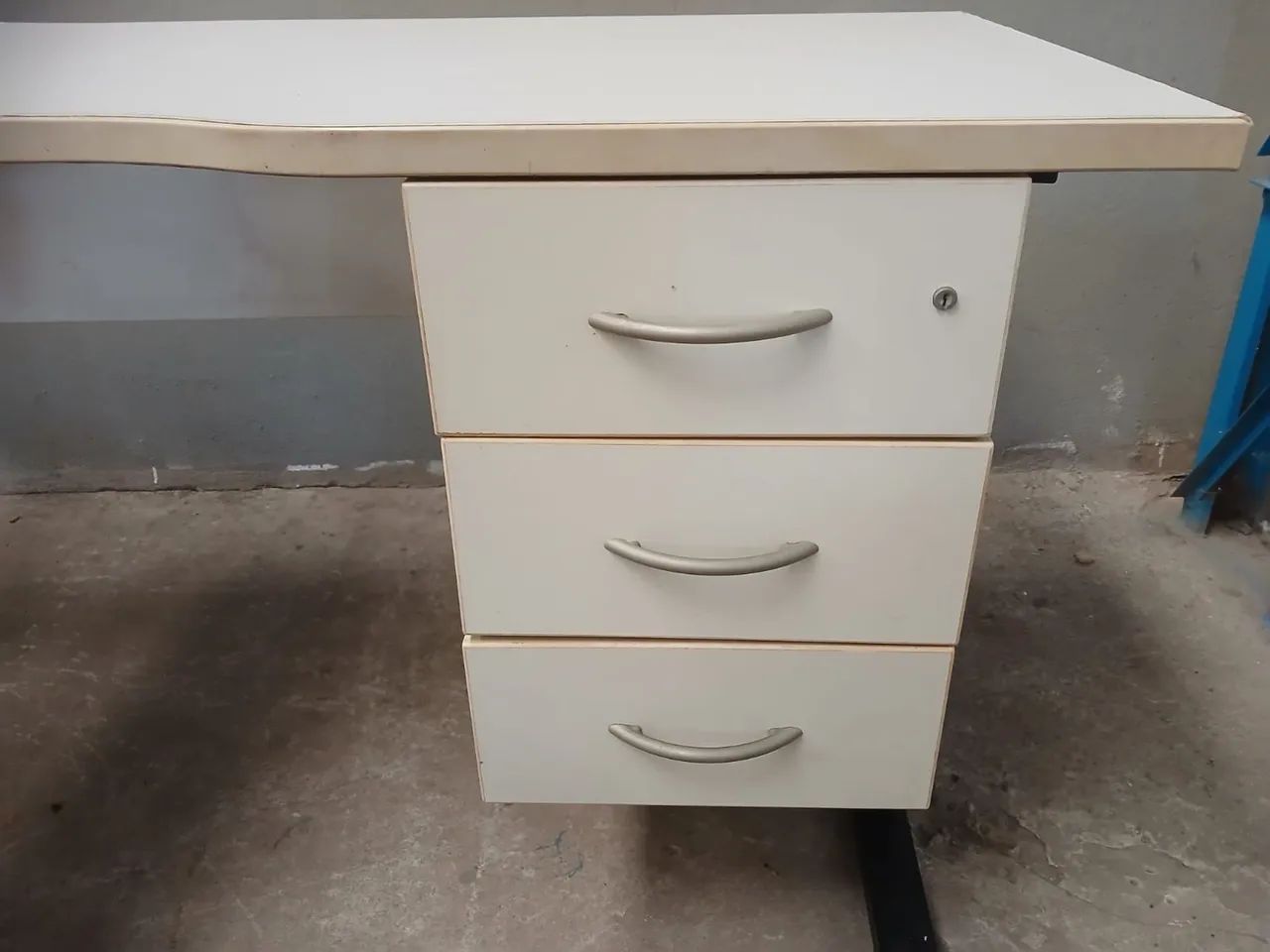 Mesa modelo L com gaveteiro - Foto 3