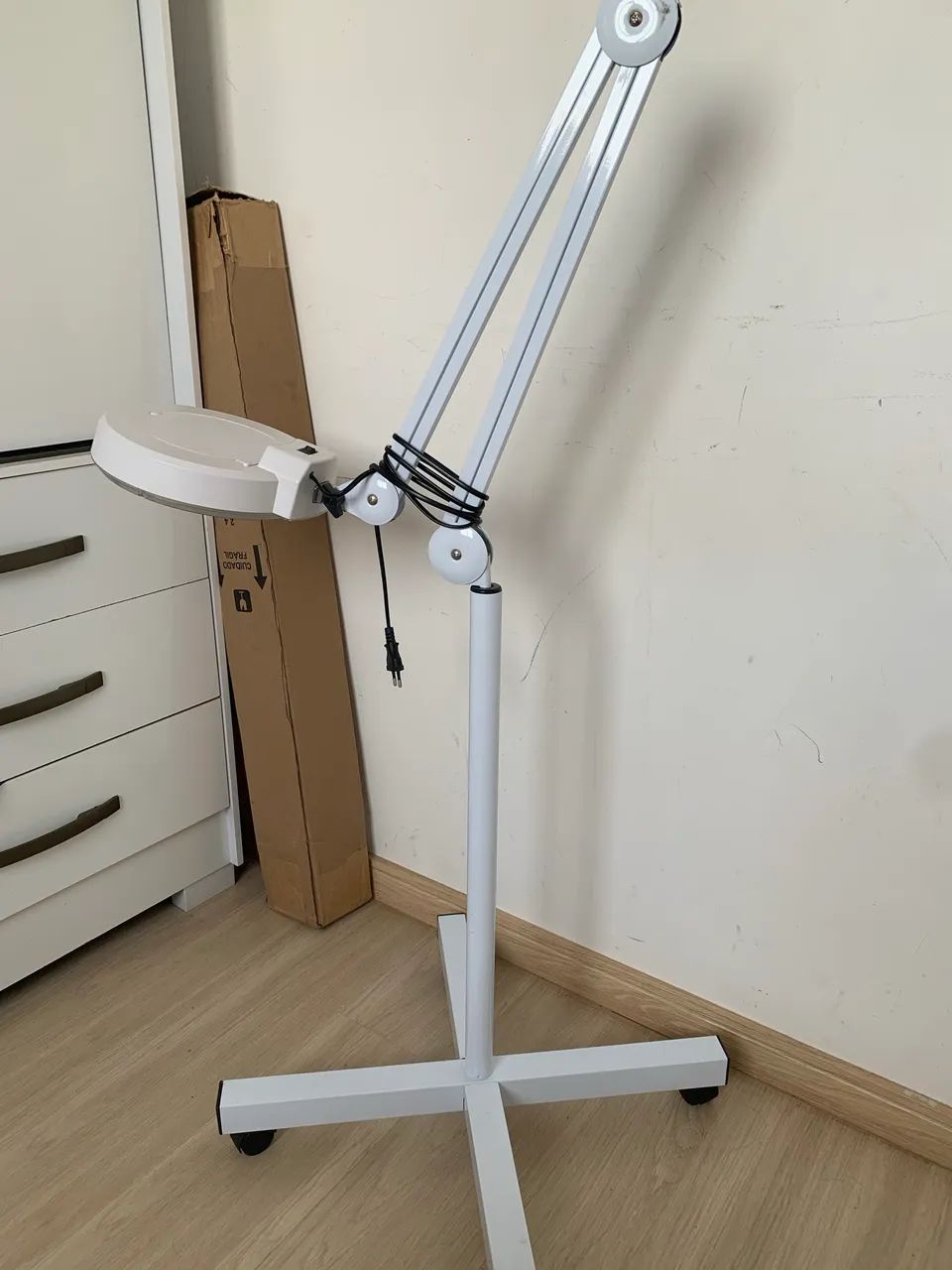 Lupa Articulada para estética com luminária de Led  - Foto 2