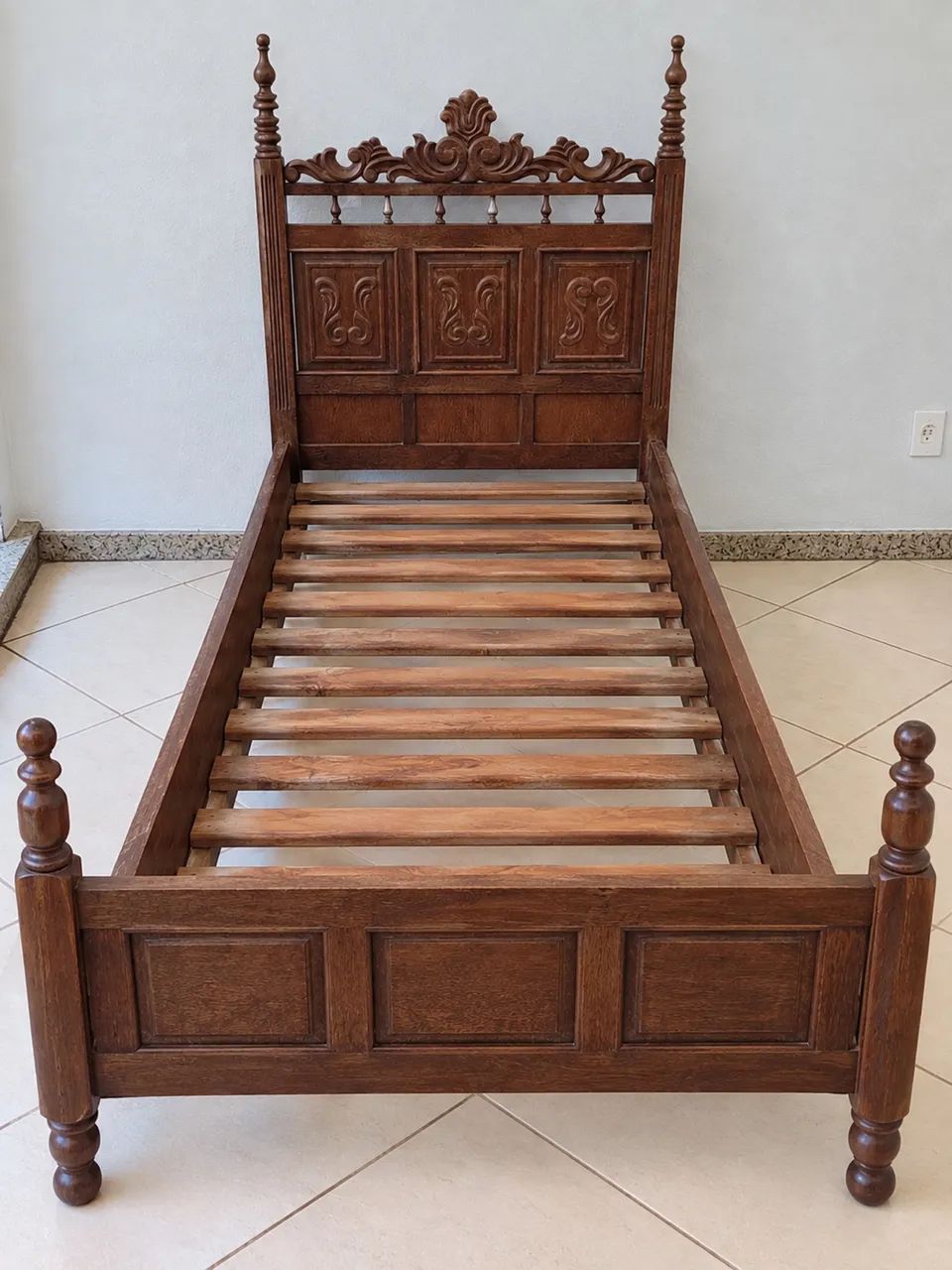Cama de madeira maciça torneada - Foto 2