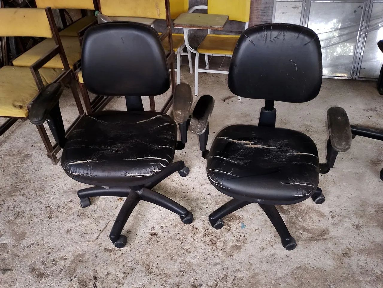 2 Cadeiras de escritório pretas 