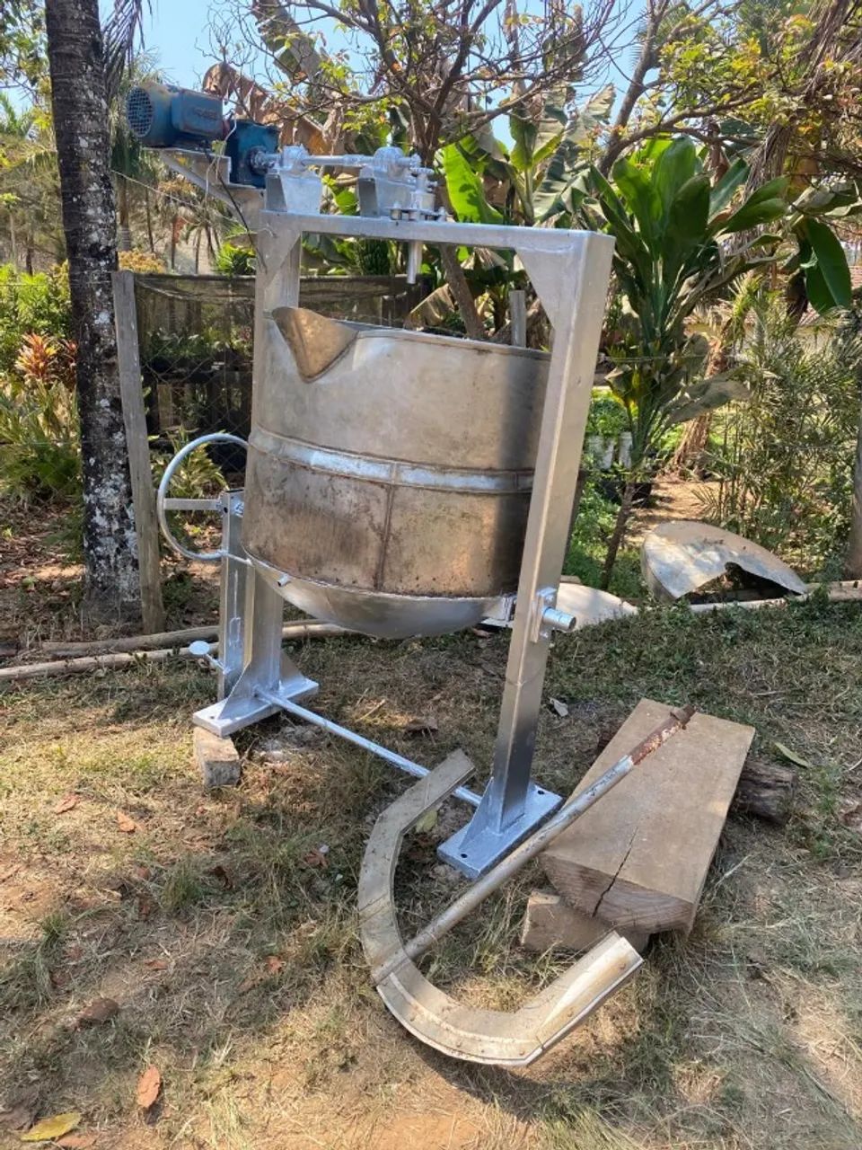 TACHO INDUSTRIAL INOX BASCULANTE COM MOTOR E AGITADOR - Foto 6