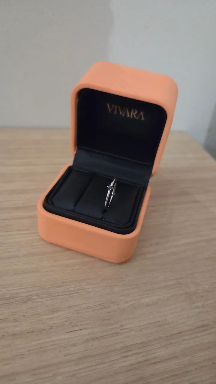 Anel Vivara em Ouro Branco 18K com Safira