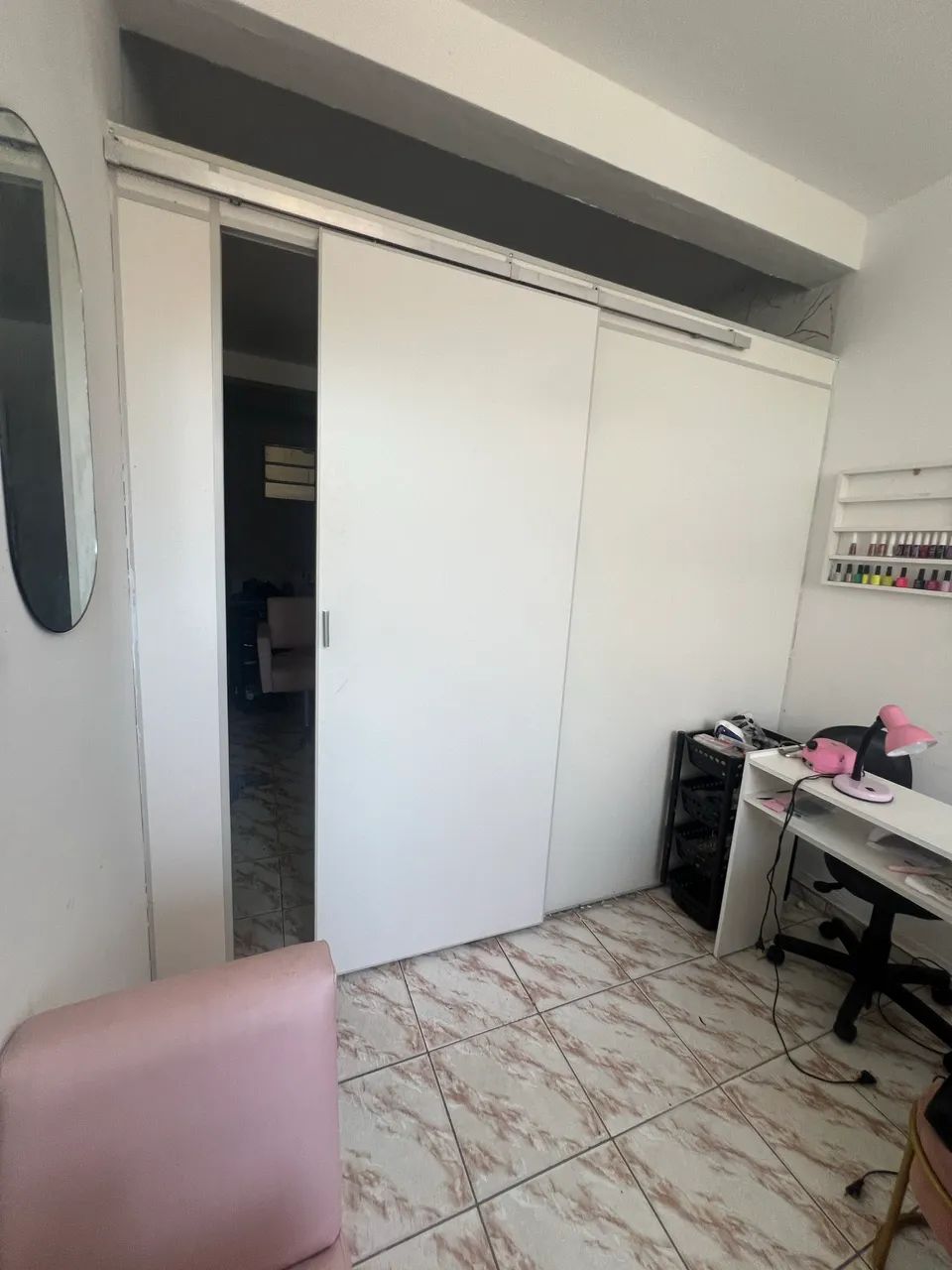 Divisória em eucatex com porta de correr64985874974466120