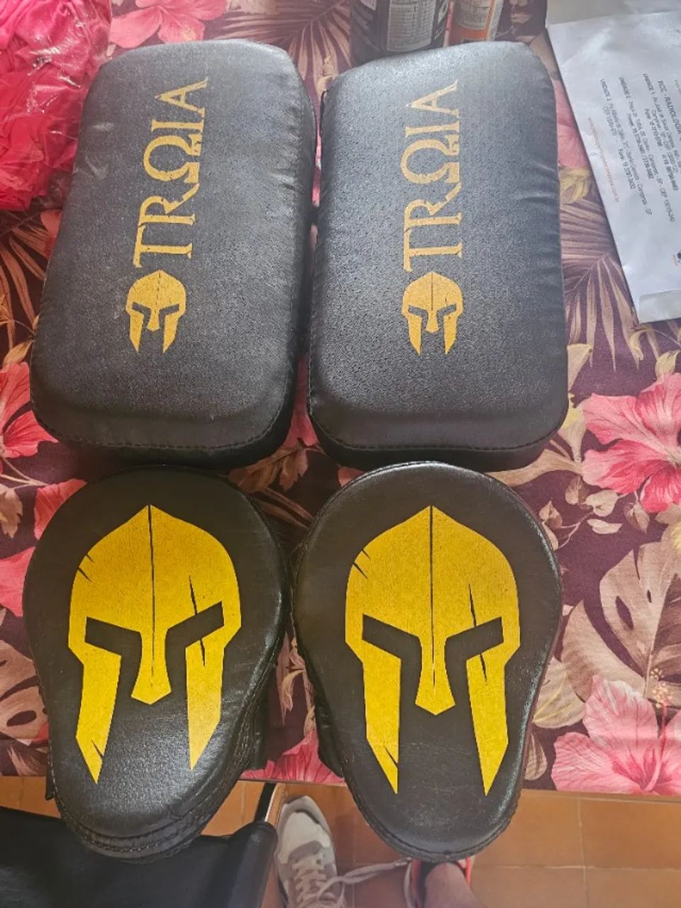 Aparador e manopla Muay Thai