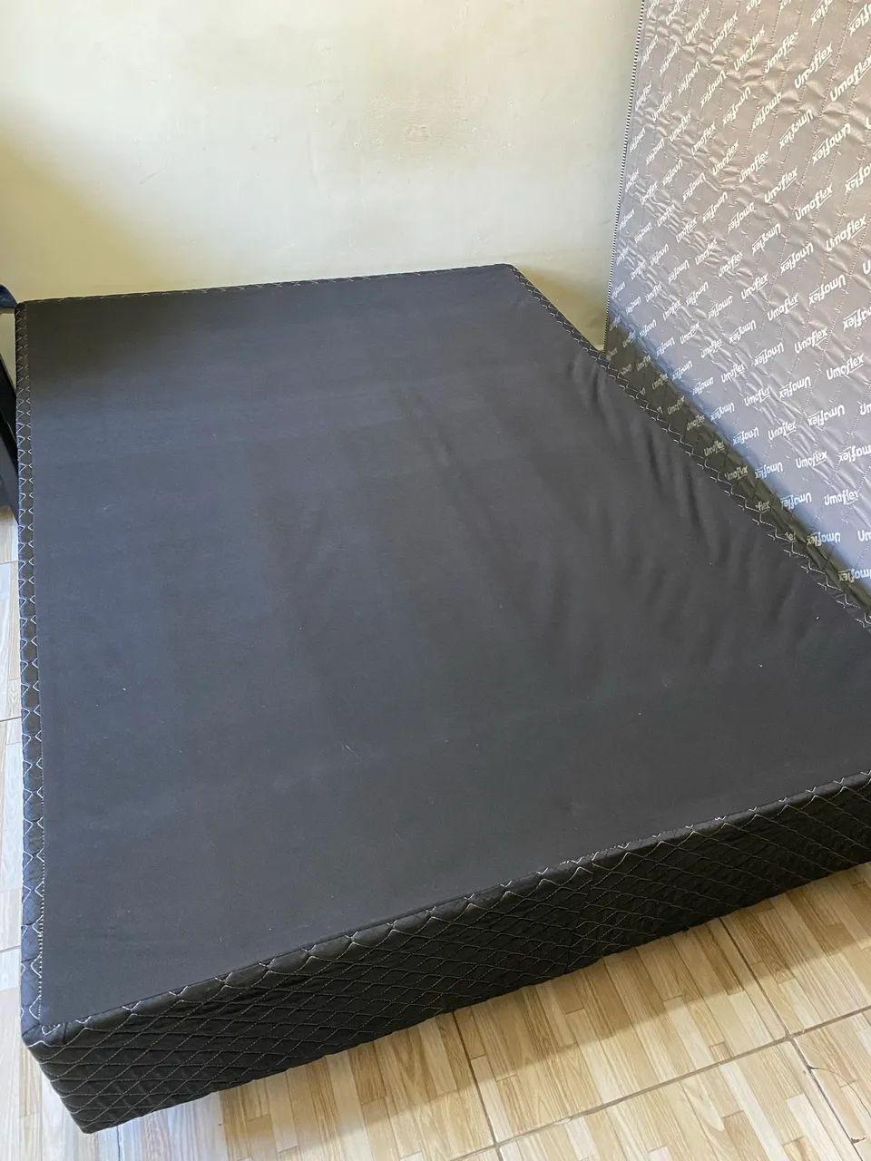 Base preta cama de casal 