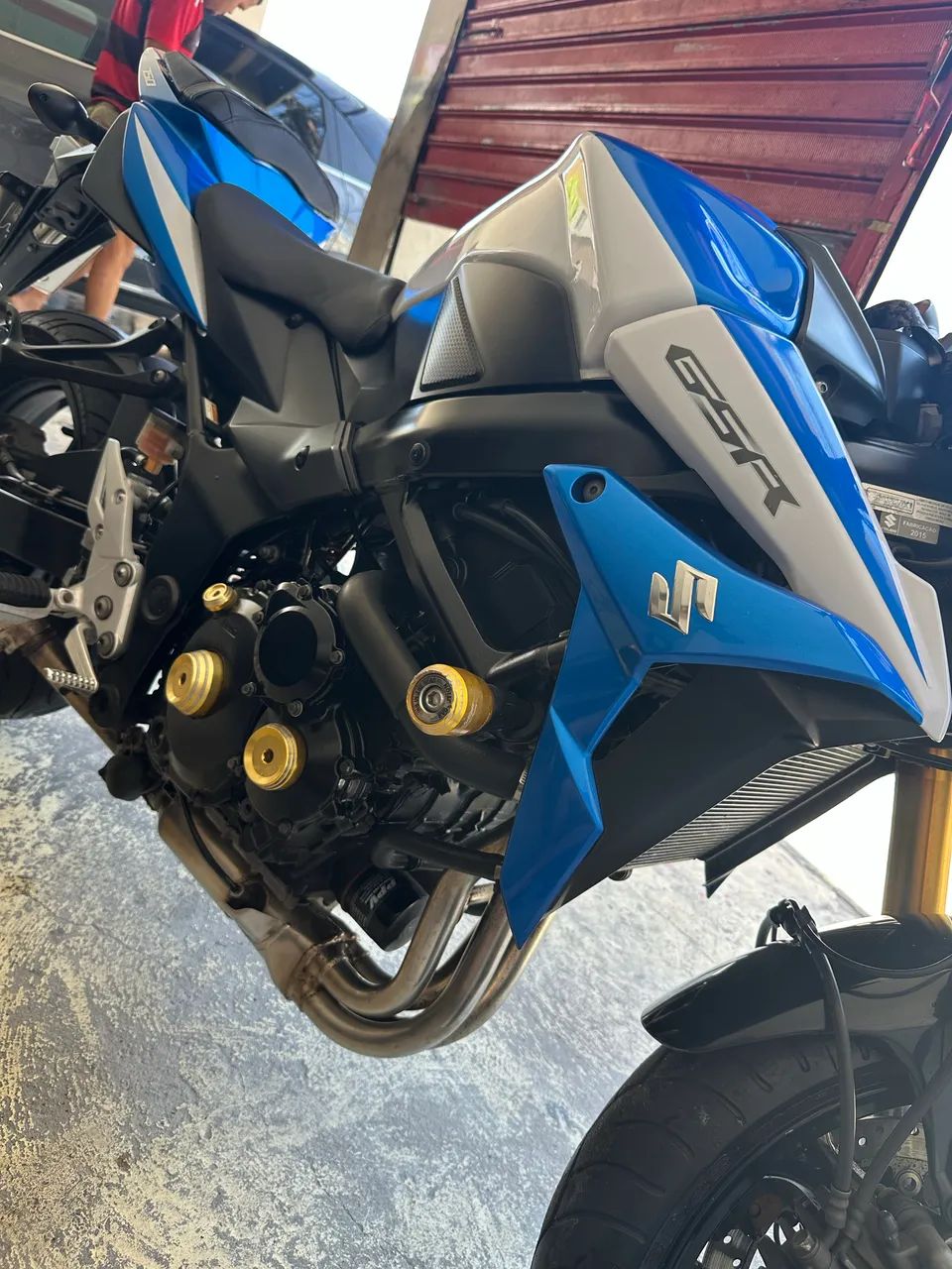 SUZUKi GSR 750  - Foto 3
