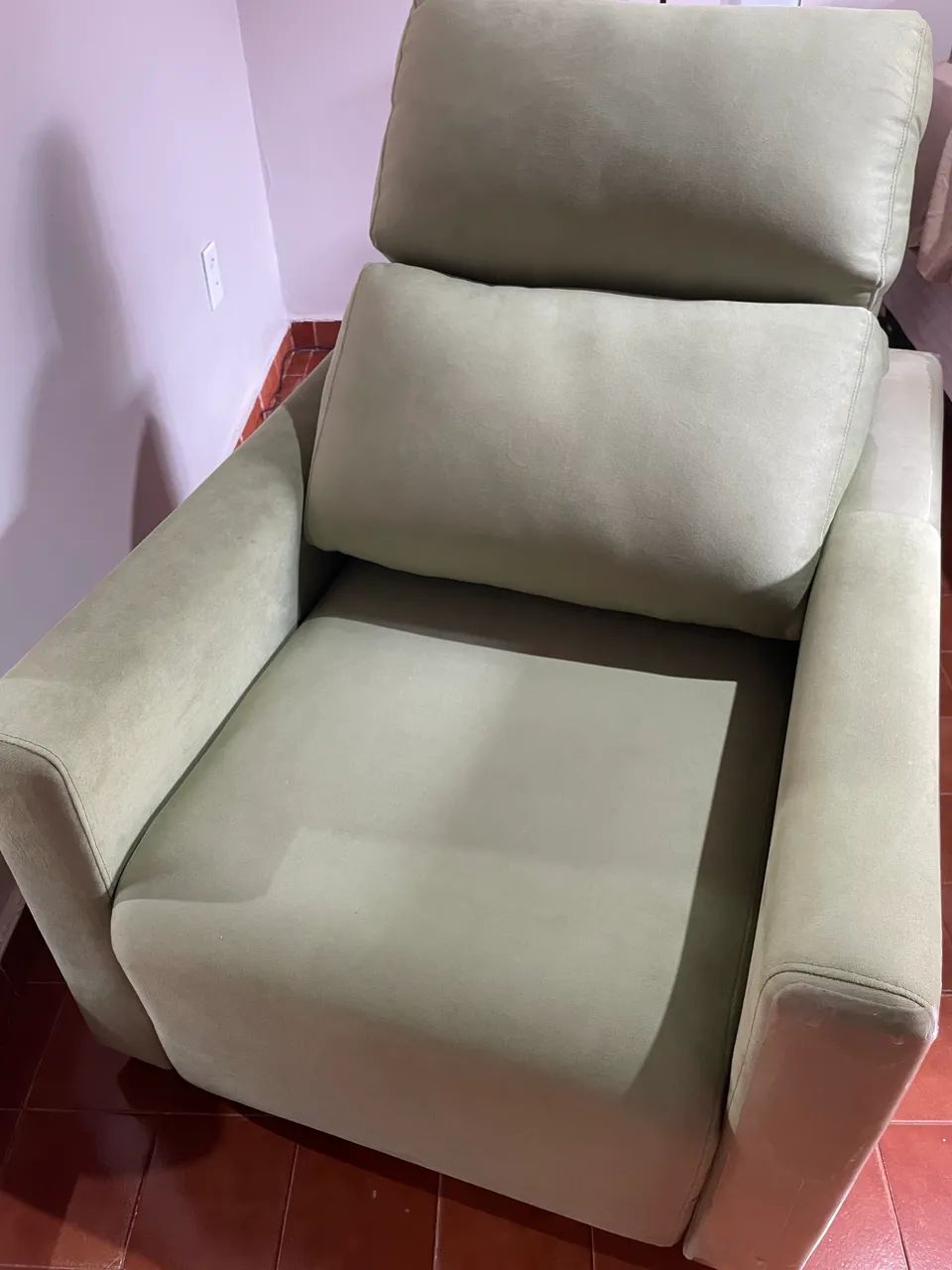 POLTRONA RECLINÁVEL E RETRÁTIL - CONFORTO E ELEGÂNCIA - Foto 4