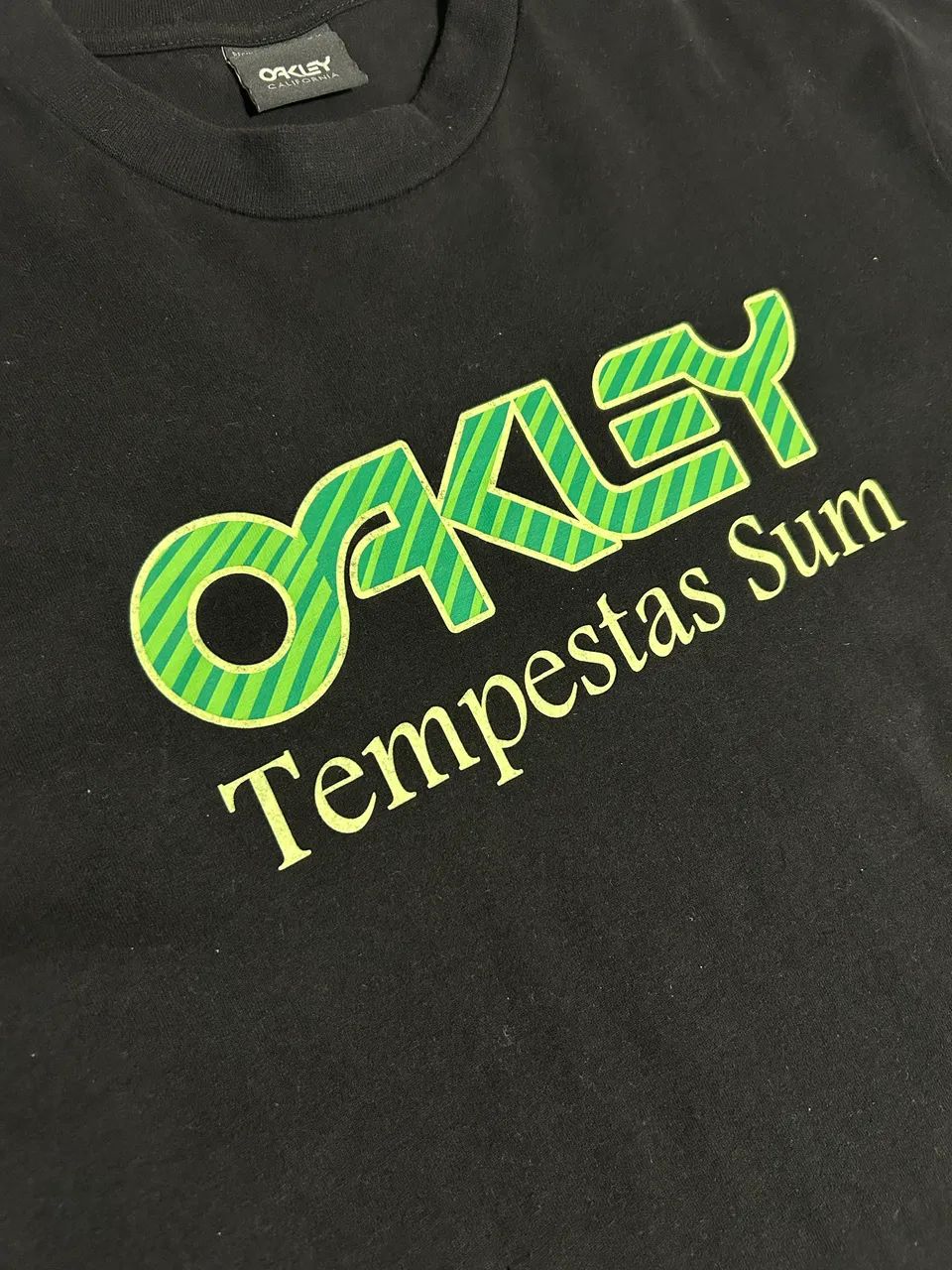 Camiseta Oakley Tempestas Sum Graphic Tee Original. - Foto 4