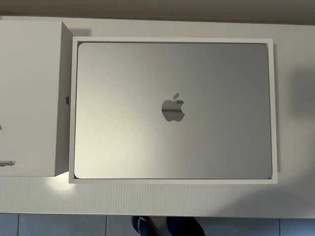 MacBook Air M3 13,6