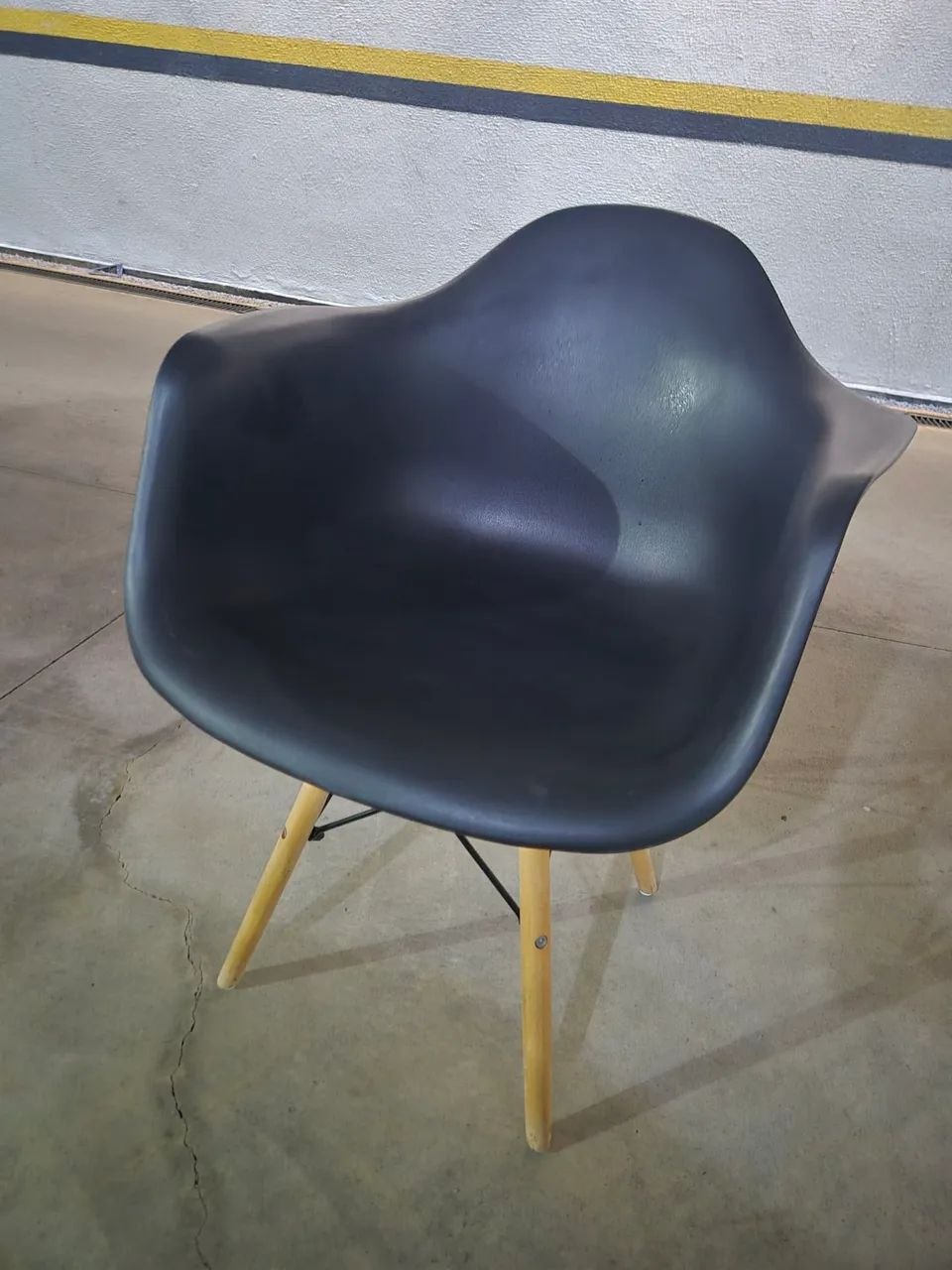 Cadeira Eames com braço. Preta. - Foto 2
