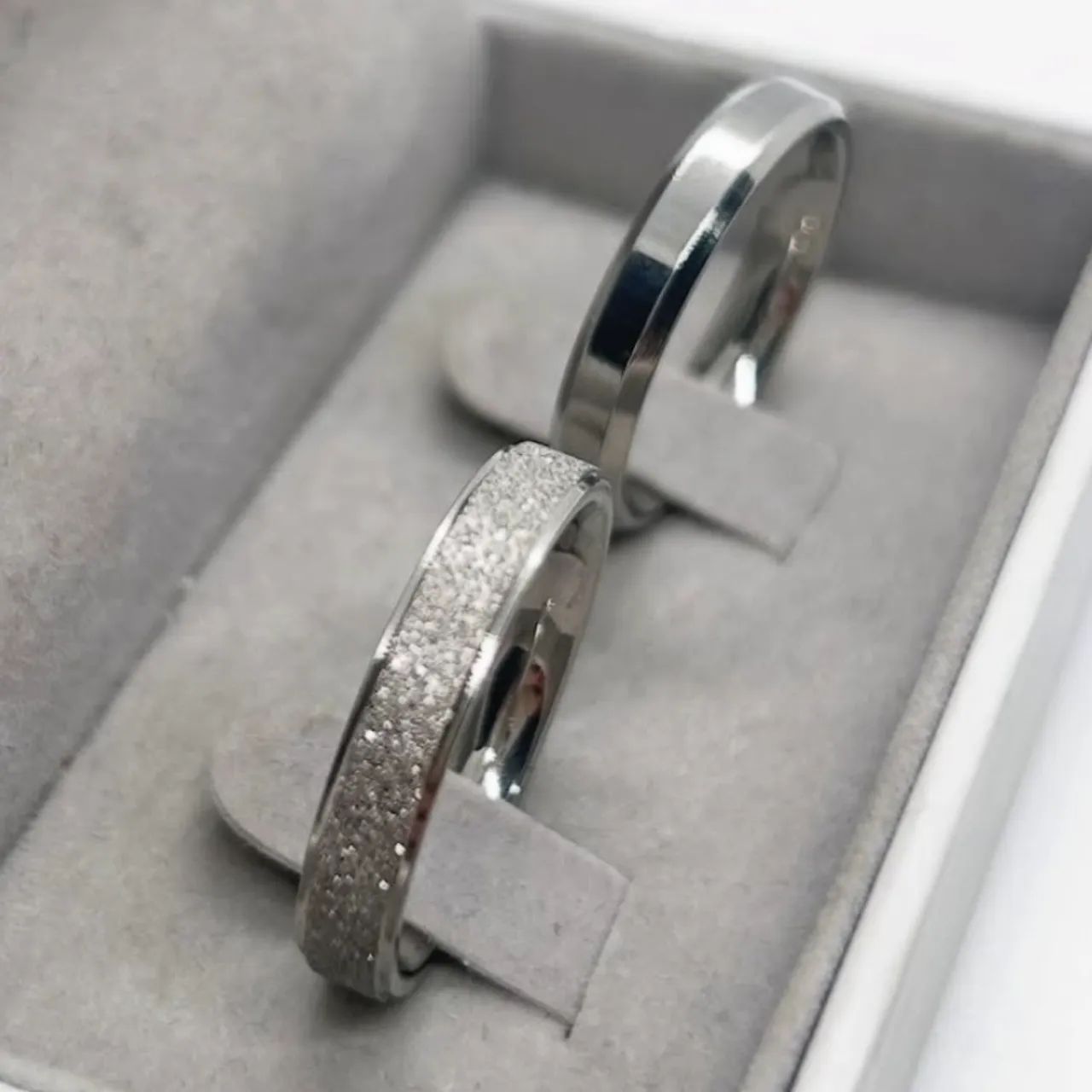 Par de Alianças Prateada Reta 4mm + Diamantada 4mm Anatômicas; Namoro,Compromisso