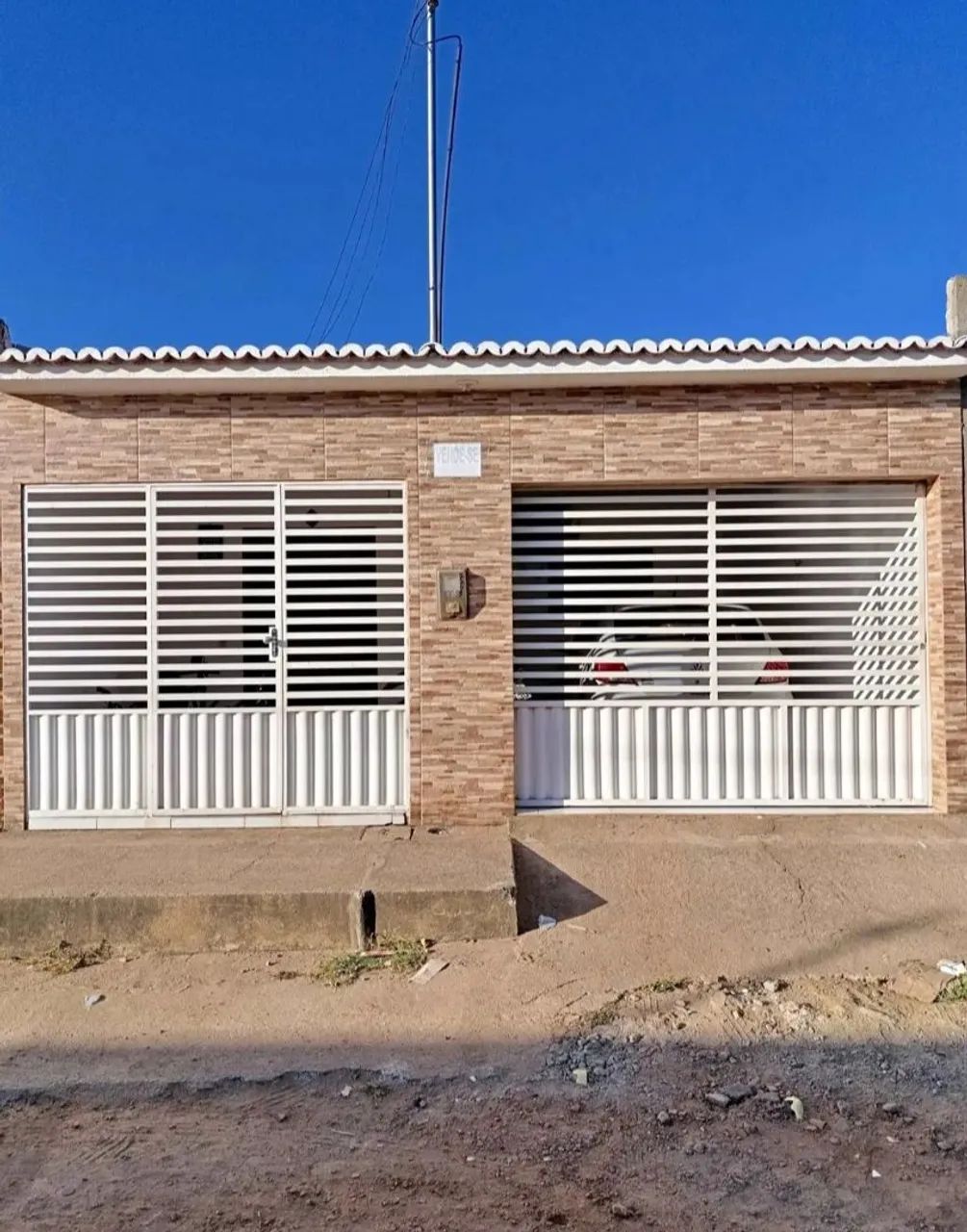 VENDE-SE CASA NA VILA DOS CABANOS 