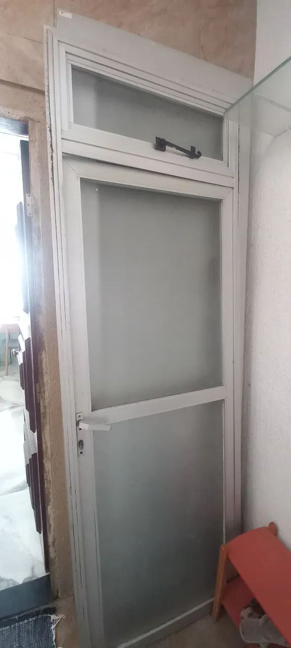 Porta vidro e alumínio 