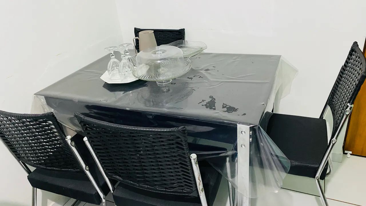 Conjunto mesa preta + 4 cadeiras, semi-novo e bem conservado. - Foto 3