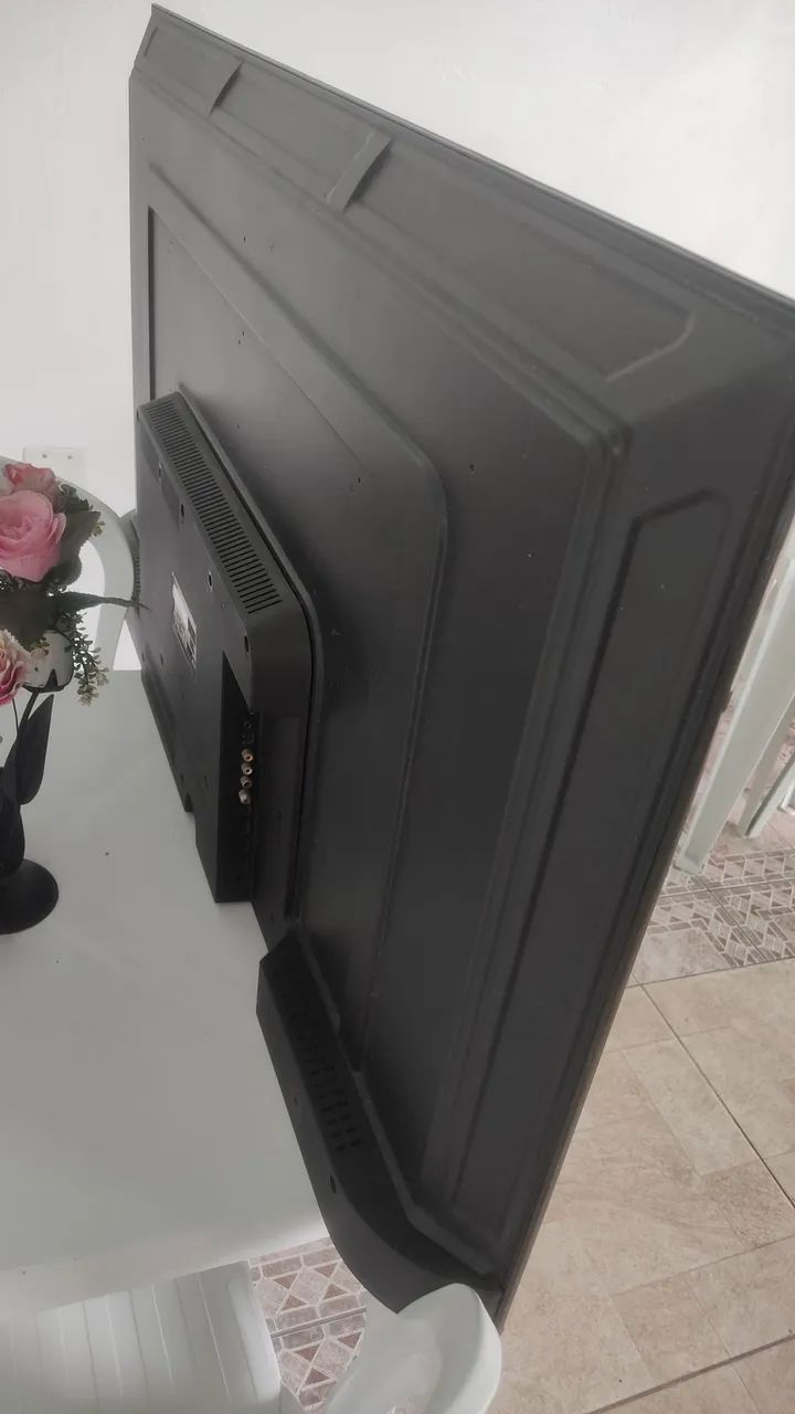 vendo ou troco por celular tv smart 50 polegadas 4k pouco tempo de uo listras na tela  - Foto 2