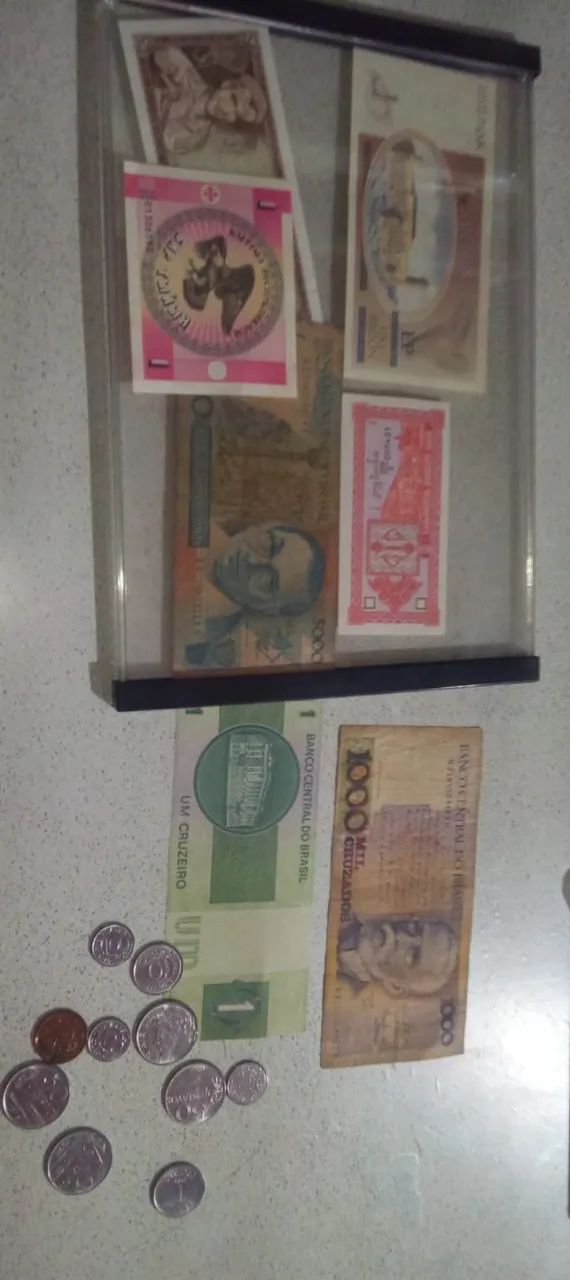 coleção de moedas e cédulas antigas. 