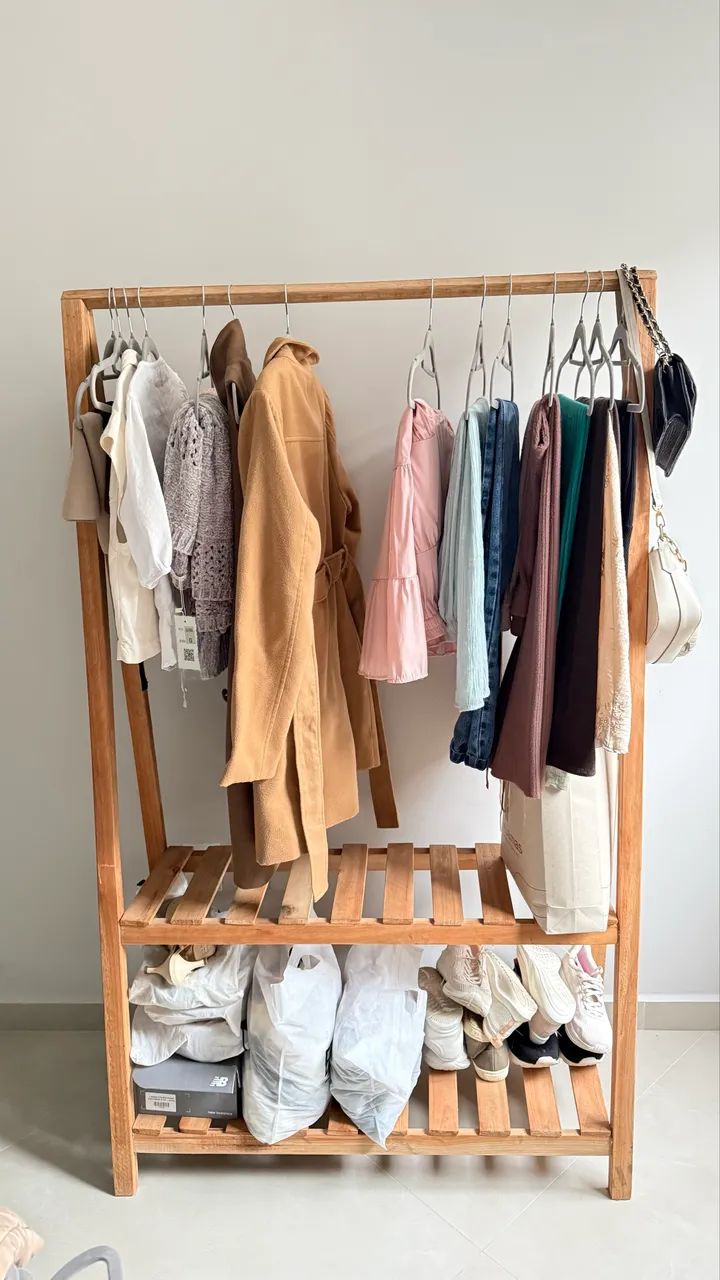 Arara de roupas de madeira com prateleiras