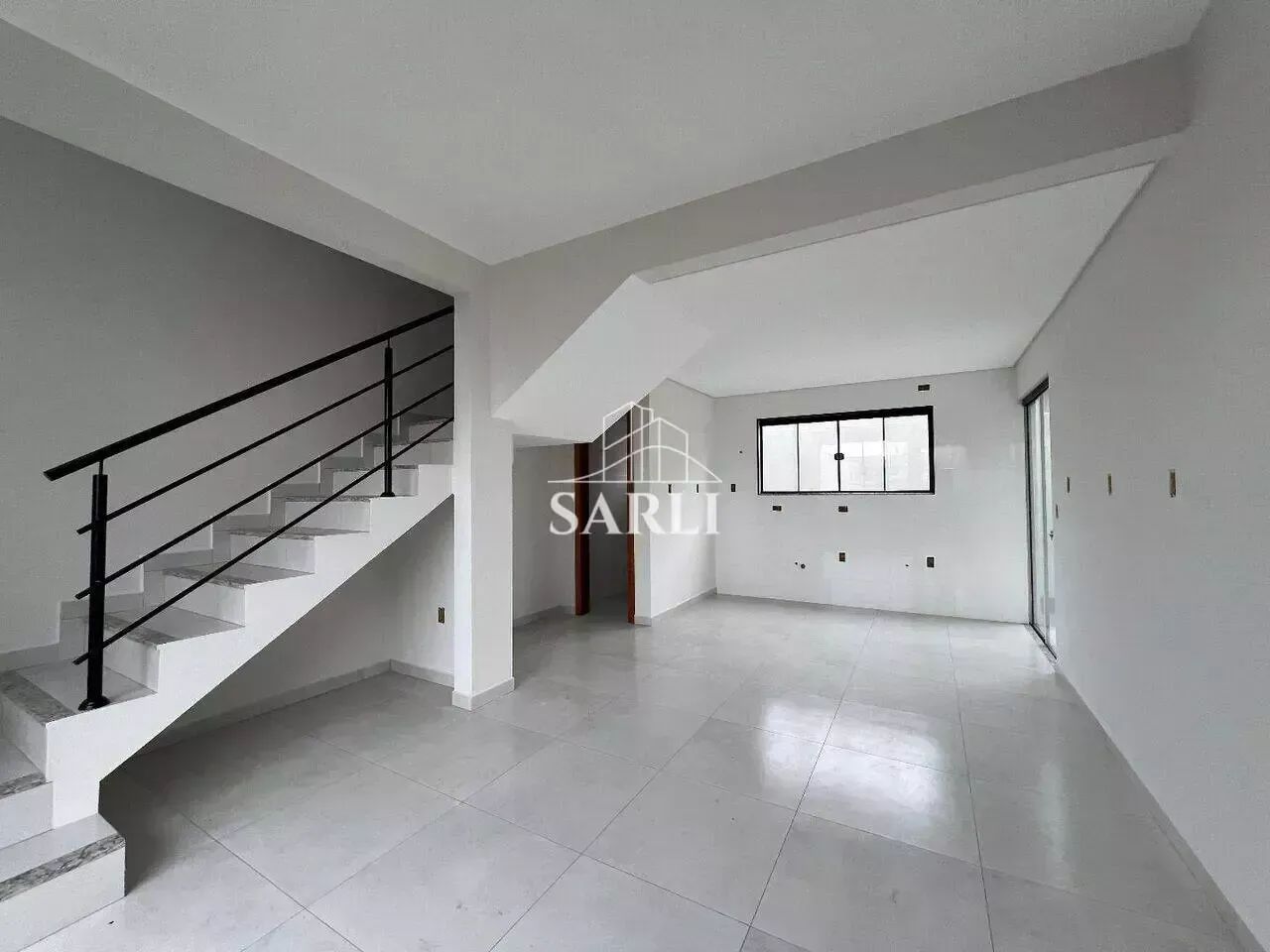 Sobrado com 3 dormitórios 1 suíte com sacada e quintal 2 vagas - São José/SC - Foto 4
