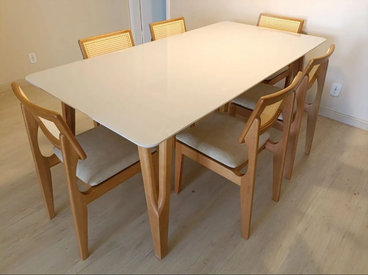 Mesa de jantar em madeira maciça Tauari 6vlugares 