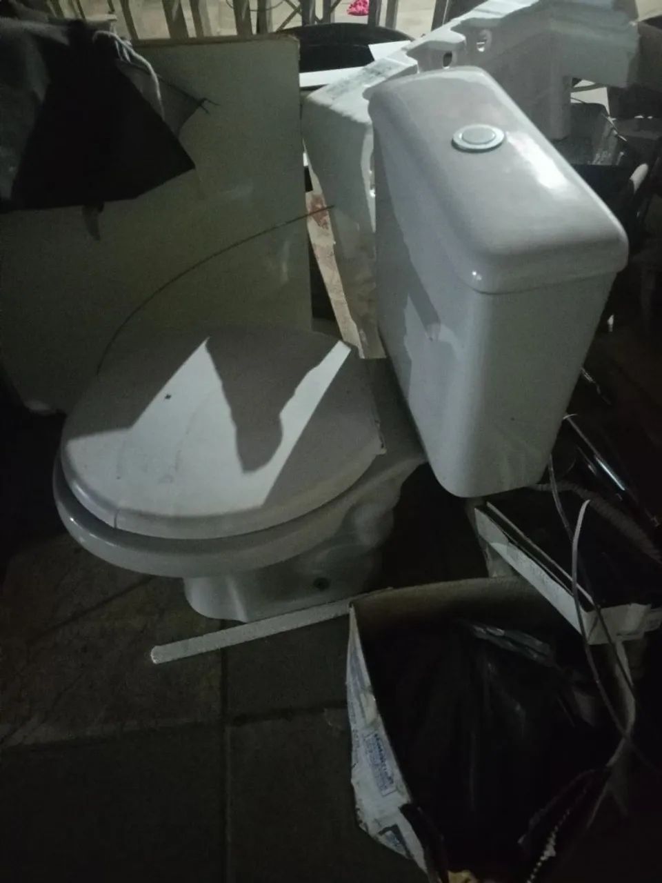 Vaso sanitário em perfeito estado de funcionamento 