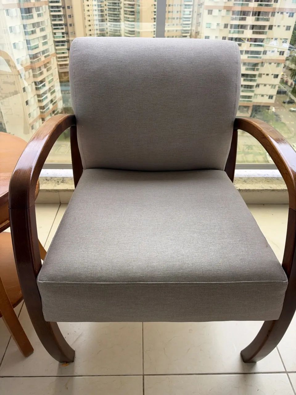 Poltronas com mesinha de centro  - Foto 2