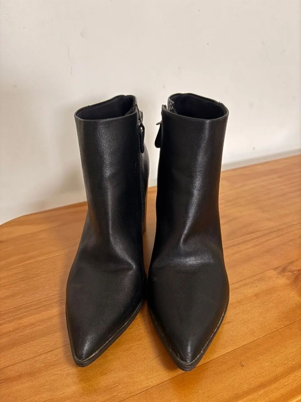 Anckle boot preta salto grosso bico fino