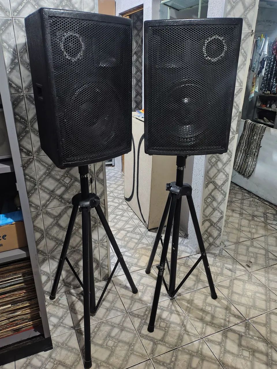 Caixas de som 12 polegadas 3 vias 200 wts com pedestal.