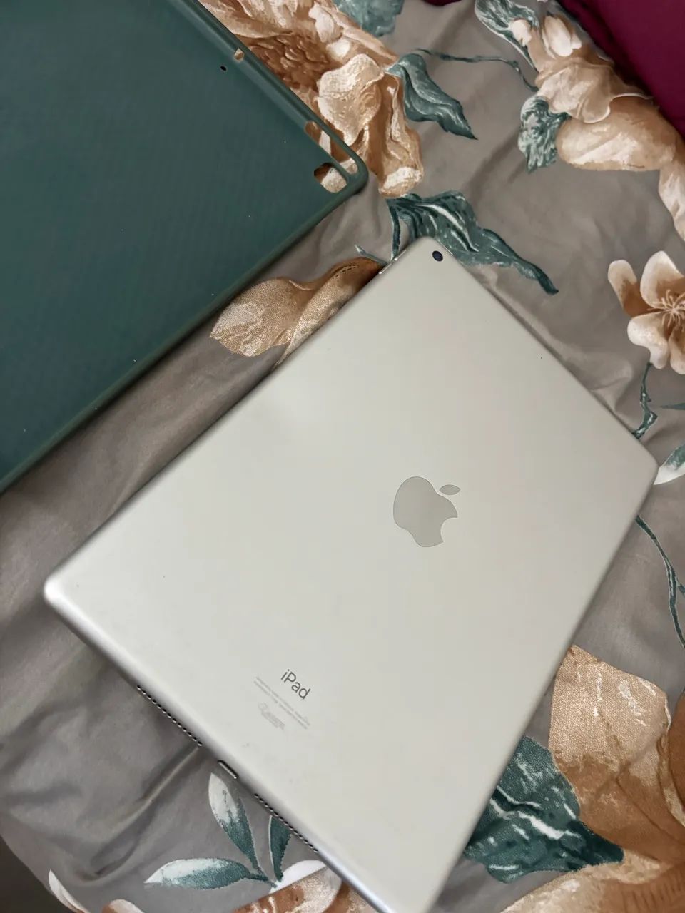 iPad 7 / 32GB / carregador, caixa original e capa - Foto 3