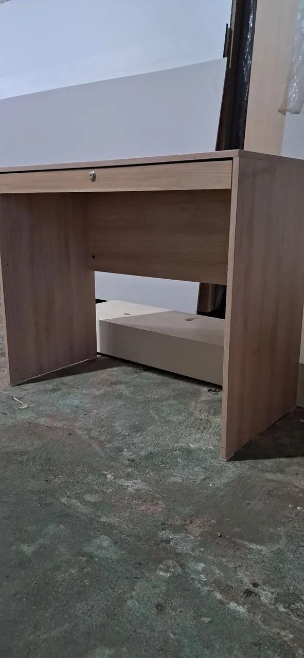 Escrivaninha com gaveta 