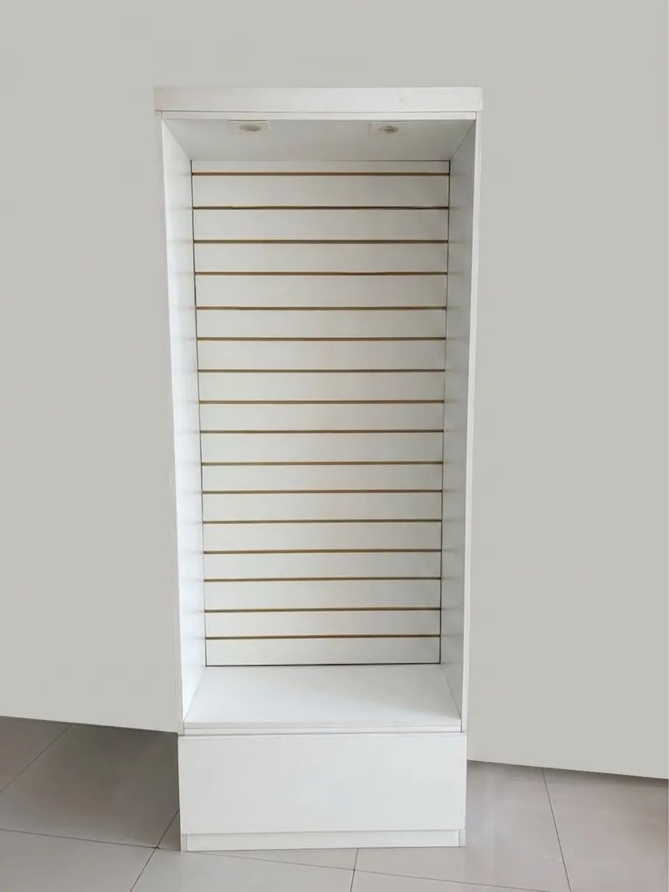 Armário com iluminação e gaveta
