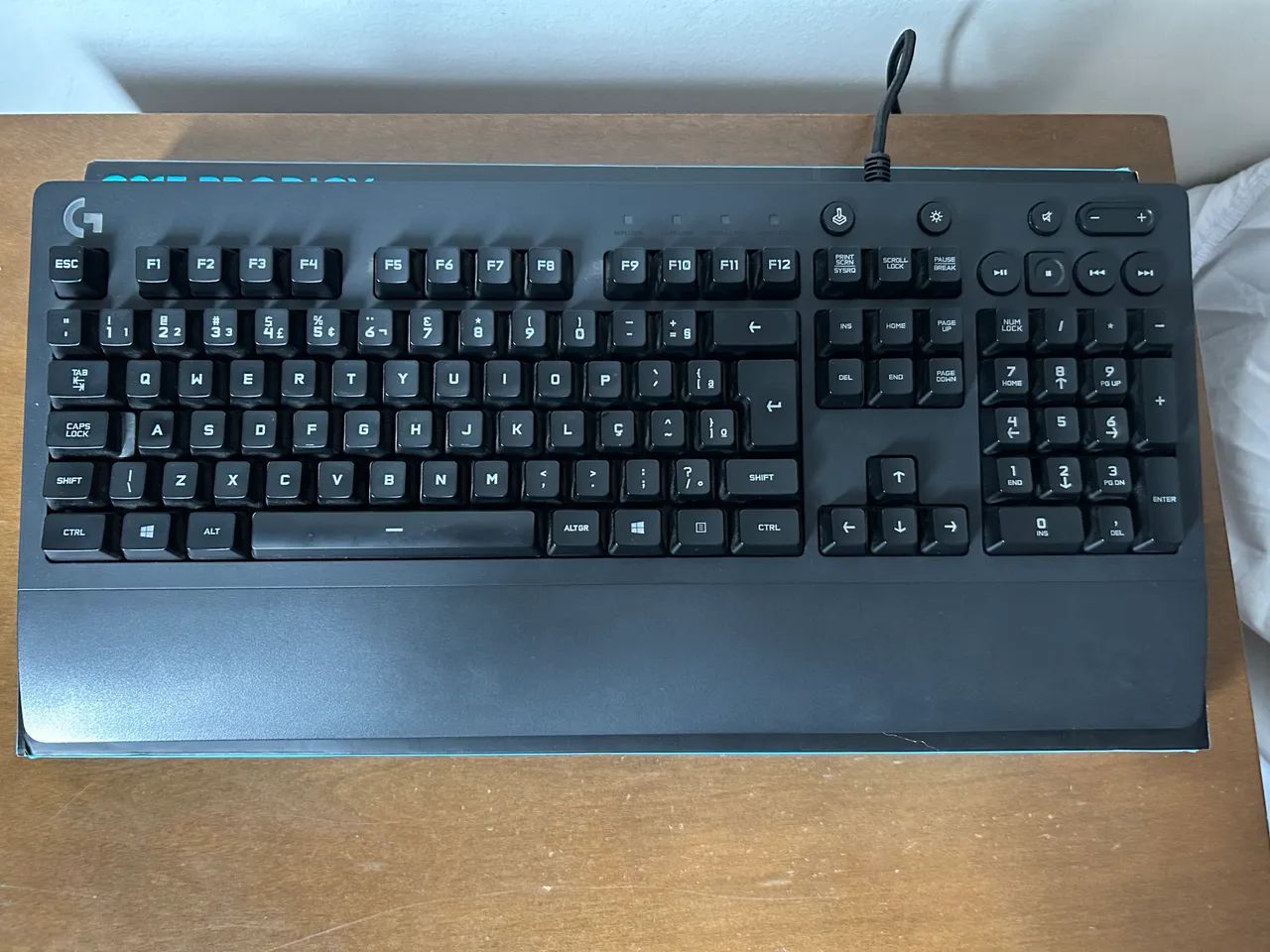 Teclado gamer Logitech G213 Prodigy RGB ABNT2 com caixa - Foto 2