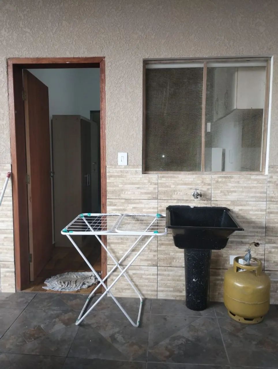 Aluga-se kitnet mobiliada