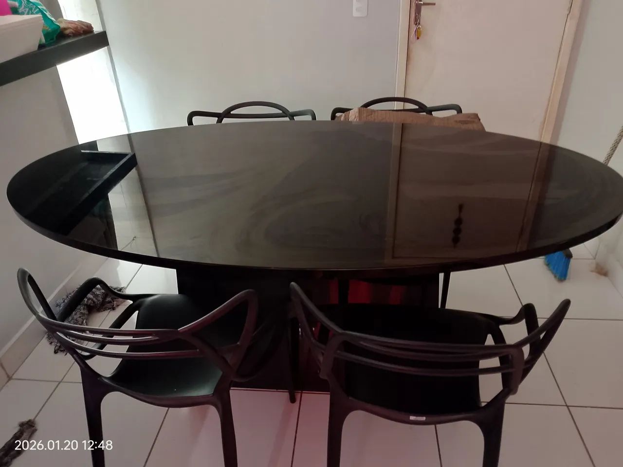 Mesa de jantar com 4 cadeiras 
