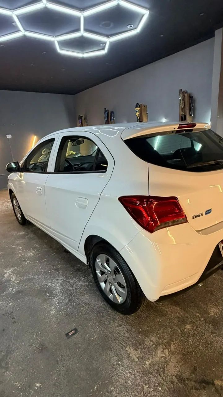 Chevrolet Onix Hatch LT 1.0 8V Flex Mec. 4P 2018 - Foto 2