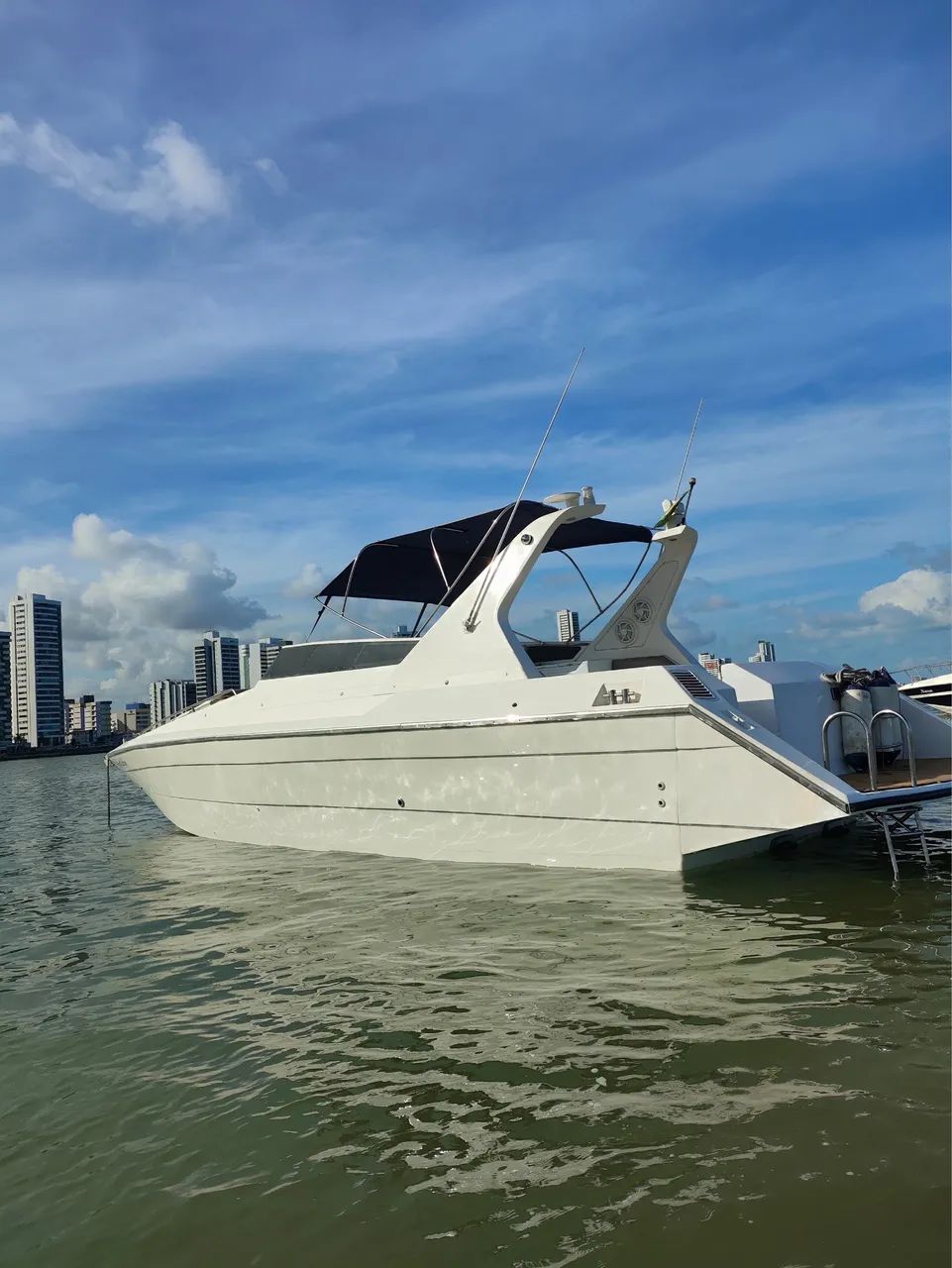 Lancha Bullet 39? com 02 motores Volvo KAD42 - Foto 6