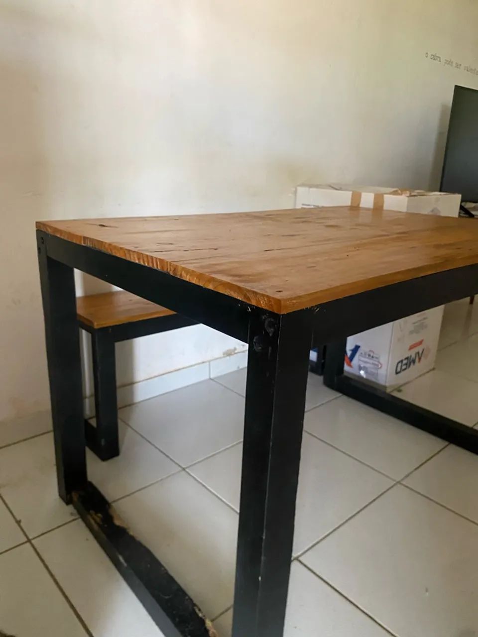 MESA DE MADEIRA COM BANCO - Foto 2