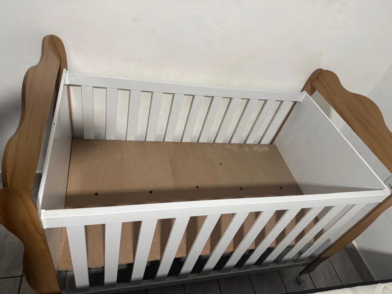 Berço acompanhado de colchão 