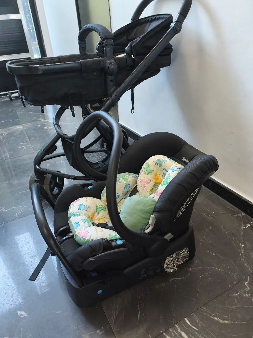 Carrinho + bebê conforto com base + capas acolchoadas - Foto 4