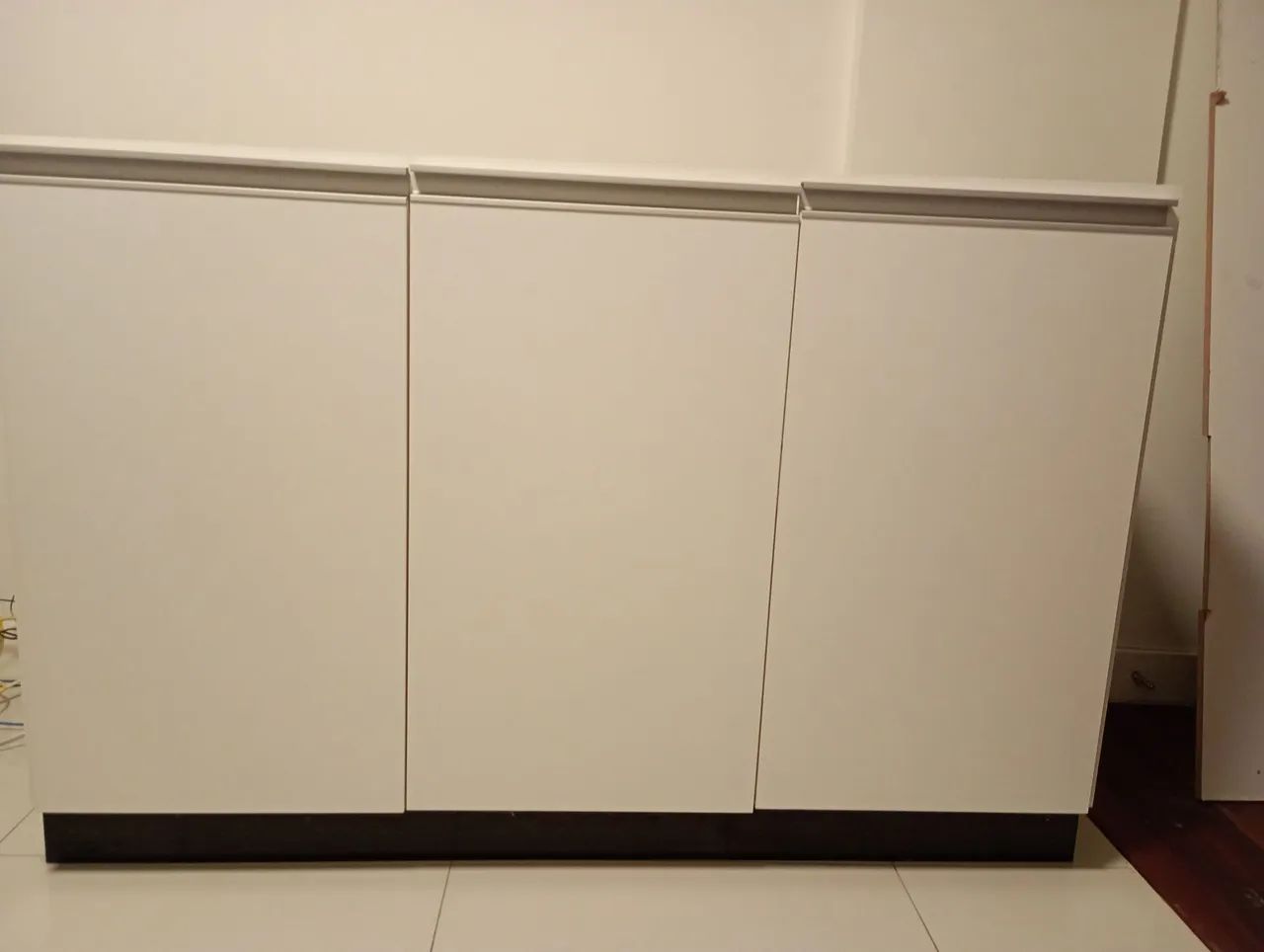 Armário branco multiuso com pedra pretra