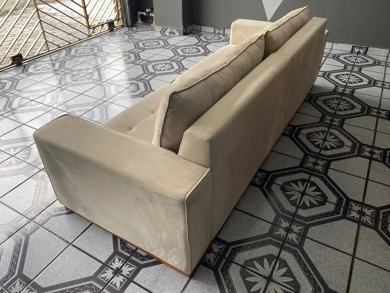 Sofá 3 lugares Suede Bege Muito Lindo - Foto 3