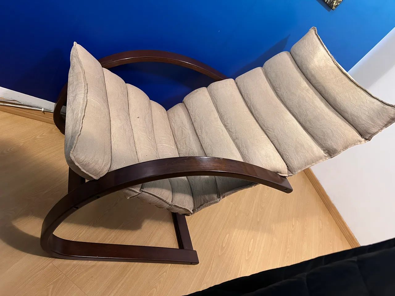 Poltrona reclinada em madeira curvada - design modernista - muito confortável - Foto 4